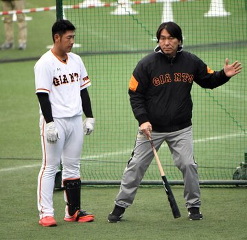 キャンプで岡本和真(左)を指導した松井秀喜氏（2018年）