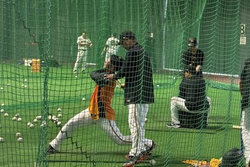 阿部監督から直接指導を受ける皆川岳（左）