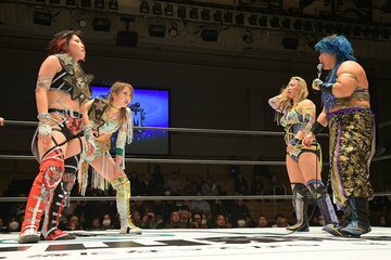 にらみ合う（左から）林下詩美　上谷沙弥　渡辺桃　刀羅ナツコ