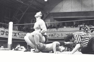 蝶野正洋（下）を逆エビ固めで破った武藤敬司（１９８４年）