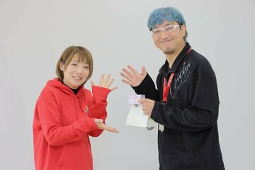石川ことみ(左)と宮崎経督記者