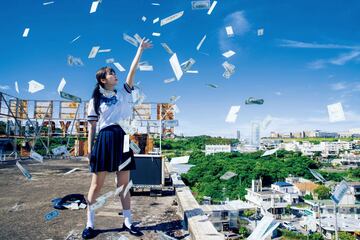おカネをばらまく中川美優（Ⓒ横山マサト、秋田書店、２０２２）