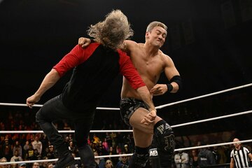 元WWEエッジのアダム・コープランド（左）にレインメーカーをぶち込むオカダ・カズチカ（©All Elite Wrestling）