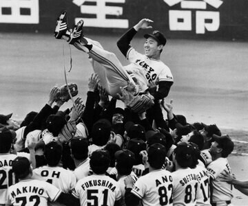  江川は完投でチームを日本一に導き、文字通り胴上げ投手となった