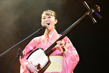 津軽三味線で弾き語りする有沙瞳