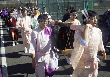 女装した男性が闊歩する奇祭