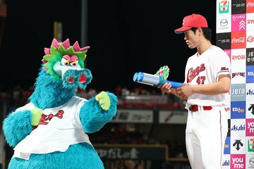 お立ち台でスラィリーにからまれる広島・斉藤優汰(右)