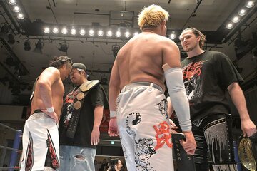 試合後、タッグ王者のK.O.Bとにらみ合う毘沙門