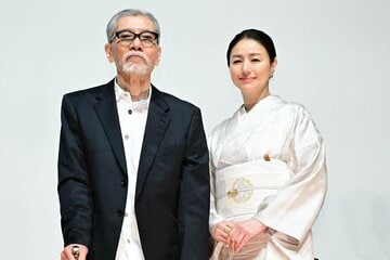 井川遥(左)と塩見三省