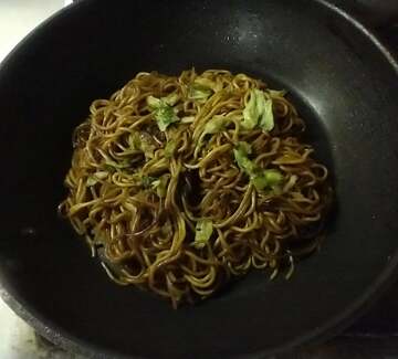  カップ焼きそばを炒める