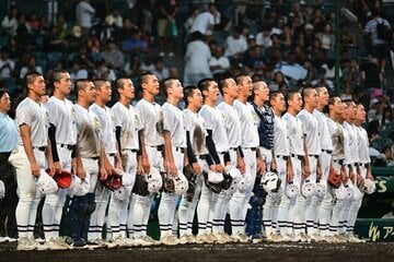 勝利し校歌斉唱する佐野日大ナイン
