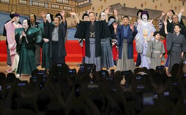 大阪・松竹座最後の公演「御名残五月大歌舞伎」を終え、手を振る片岡仁左衛門（中央＝代表撮影）
