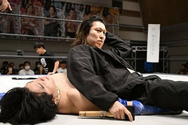 高鹿佑也(左)をハンマーで襲撃した、いつもと雰囲気の違う平田一喜
