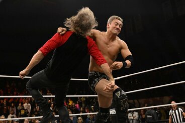 元WWEエッジのアダム・コープランド（左）にレインメーカーをぶち込むオカダ・カズチカ（©All Elite Wrestling）
