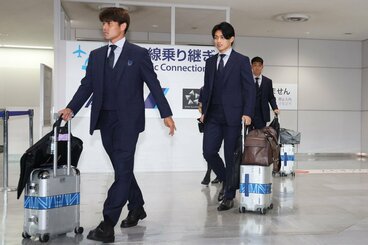 帰国した佐野海舟㊧と上田綺世