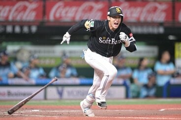 4回に先制ツーベースを放ち、気合が入るソフトバンク・山本祐大