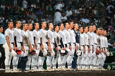 勝利し校歌斉唱する佐野日大ナイン