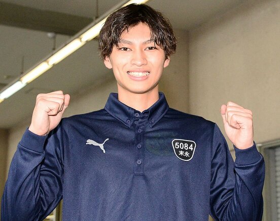 笑顔でガッツポーズを決める末永和也