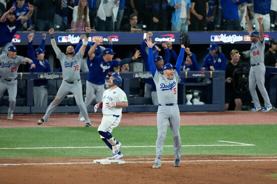 ワールドシリーズ第７戦で勝利し喜ぶフレディ・フリーマン（ロイター）