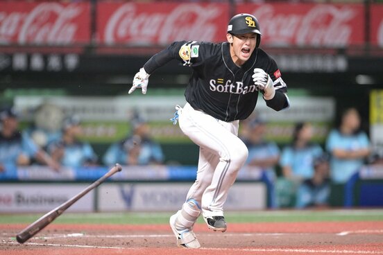 4回に先制ツーベースを放ち、気合が入るソフトバンク・山本祐大