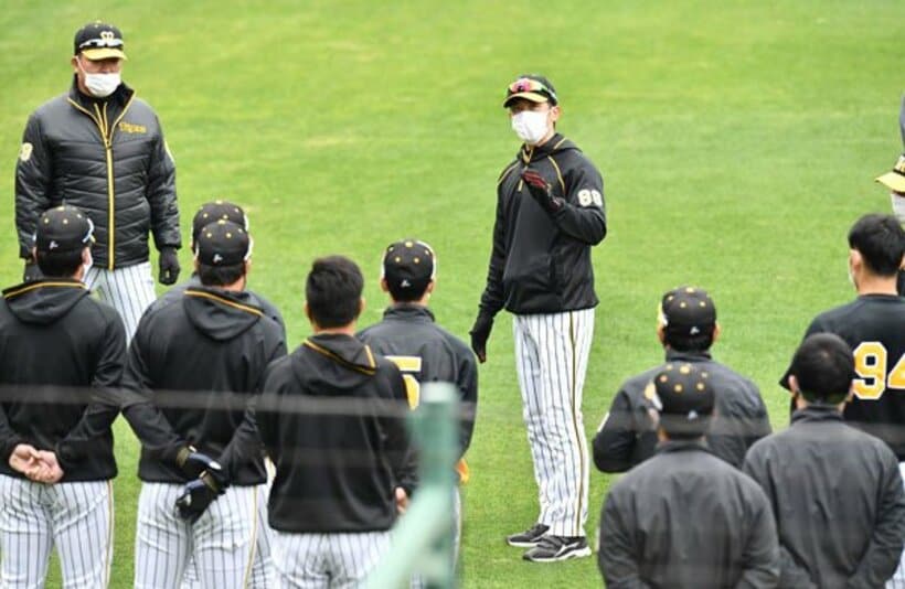  矢野監督を囲む虎ナイン。周東クラスの危機感を持っている選手は何人いるのか…