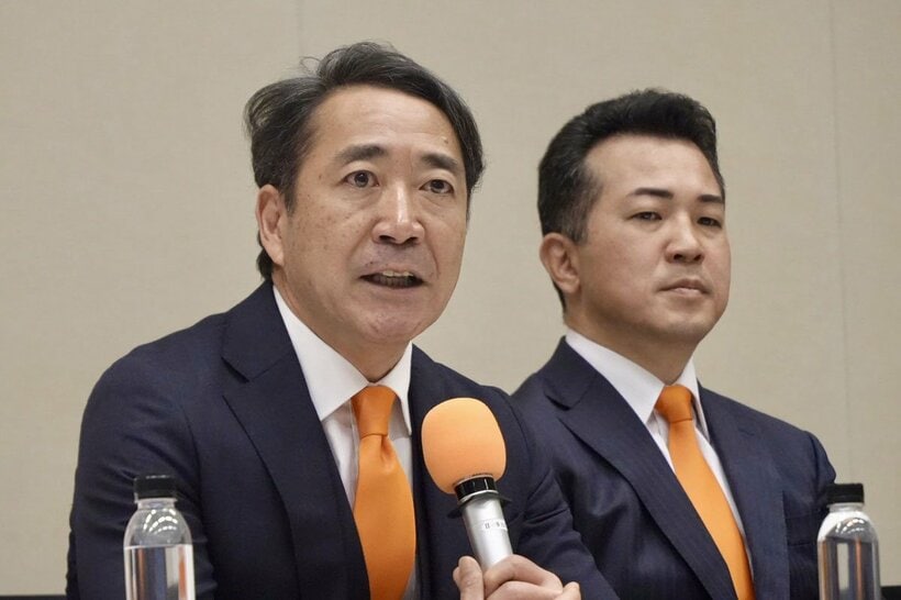 参政党の政調会長補佐に就任した中川俊直氏（左）と宇都隆史氏
