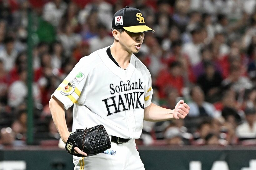 ９回、ラストバッターを打ち取り握り拳のソフトバンク・大関友久
