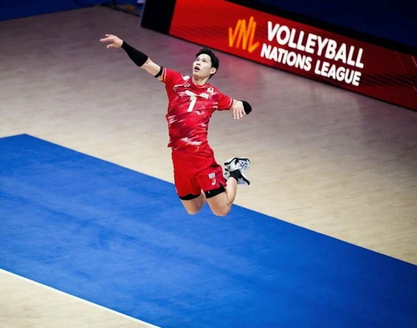 サーブを放つ西田有志（Volleyball　World提供）