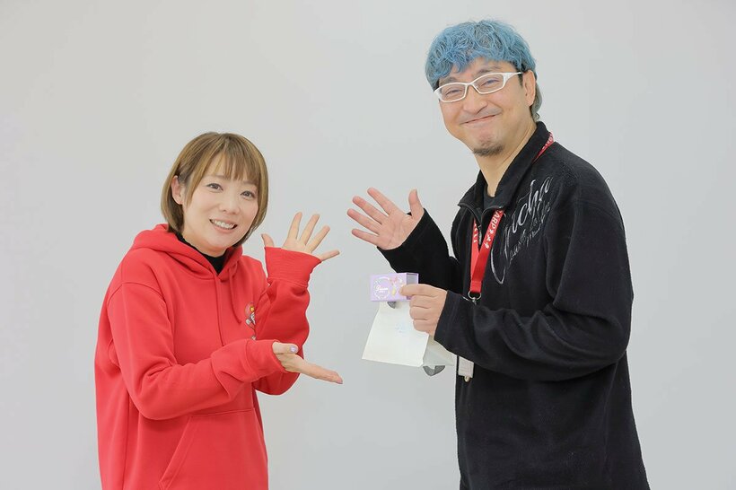 石川ことみ(左)と宮崎経督記者