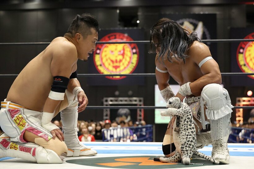 試合後、みょんみょん(右下)とともにKUSHIDA(左)と向き合う豹