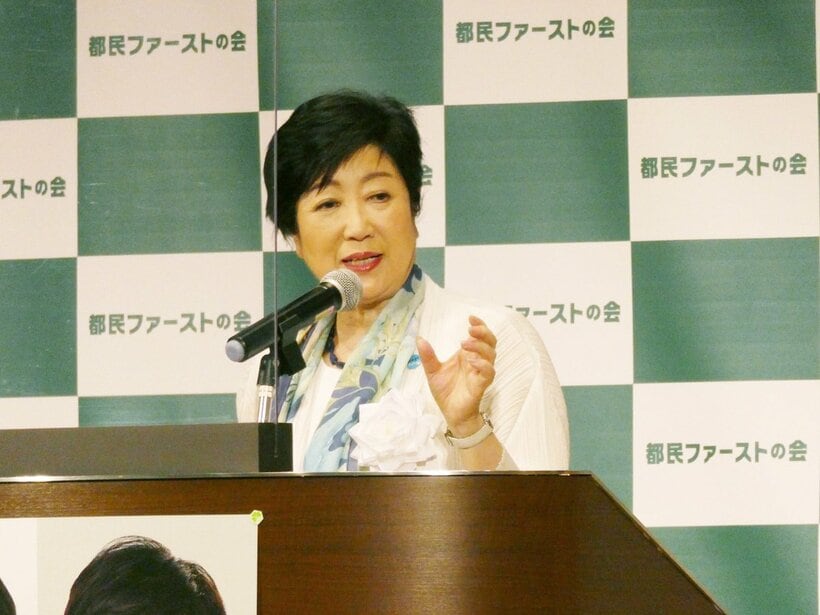  都民ファの政治資金パーティーであいさつする小池都知事（東スポWeb）