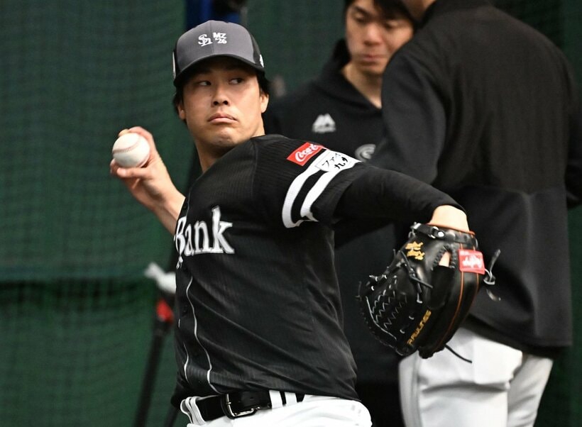 ブルペンで立ち投げを行う藤井皓哉