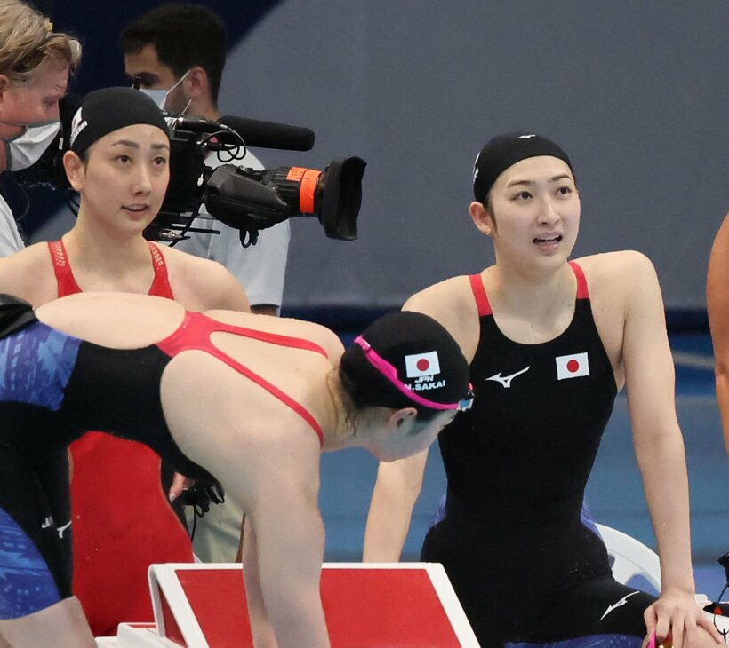  悔しそうな表情をみせる池江（右）