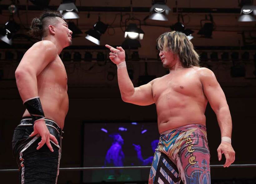  還暦祭で対戦したジェイク（左）と棚橋（東スポＷｅｂ）