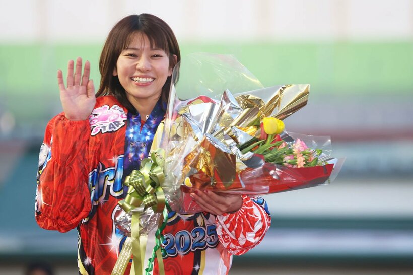 接戦を制しての勝利に、笑顔が弾ける三宅真央