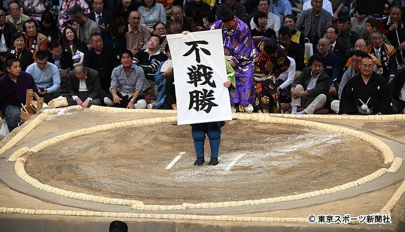  鶴竜が初日休場し不戦勝が告げられた