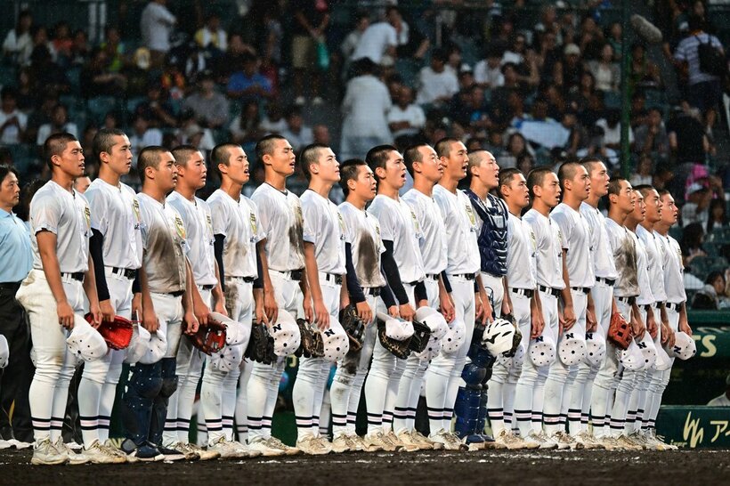 勝利し校歌斉唱する佐野日大ナイン