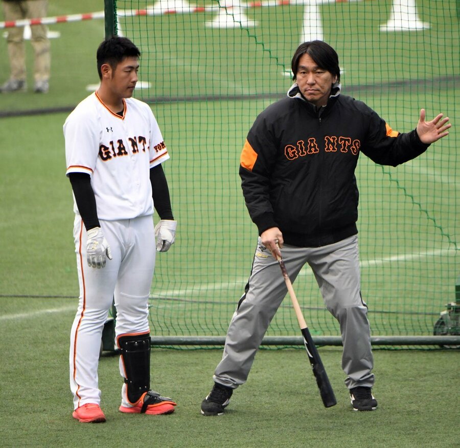 キャンプで岡本和真(左)を指導した松井秀喜氏（2018年）