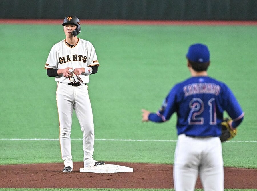 今季は67試合の出場に終わった巨人・坂本勇人(左)