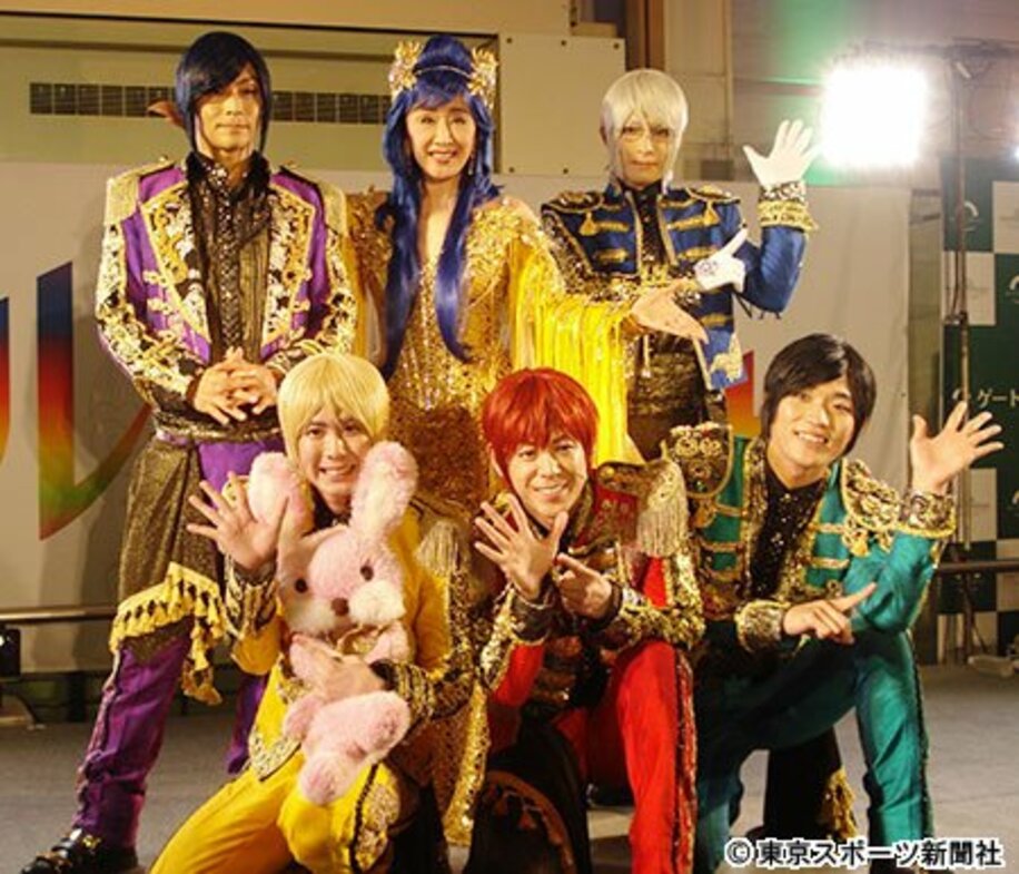 歌手の小林幸子（上段中央）と５人組ダンスユニット「アルスマグナ」
