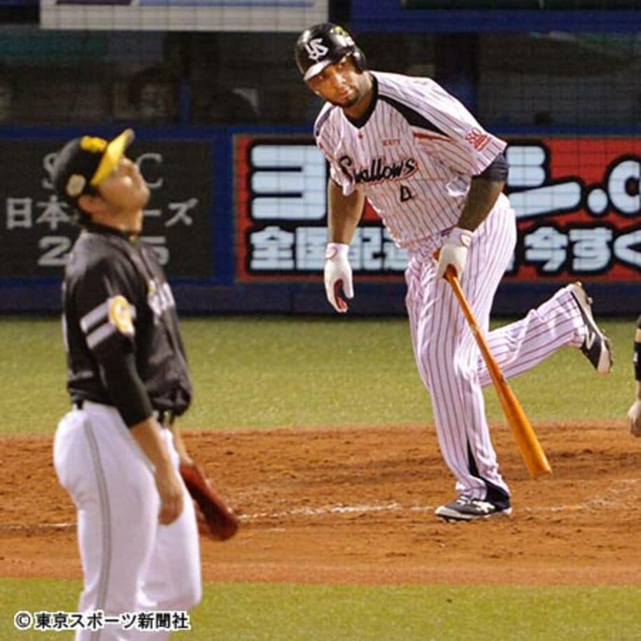 摂津（左）から日本シリーズ初安打となる左前打を放つバレンティン