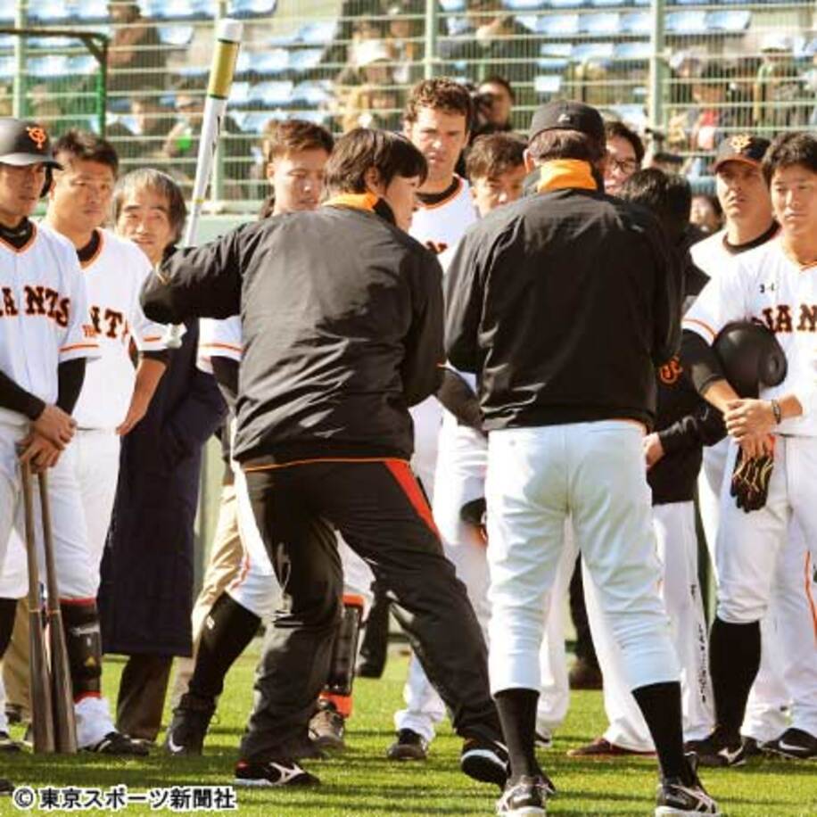 一軍野手陣を前にバッティングを教える松井氏（手前中央）、中央奥がギャレット