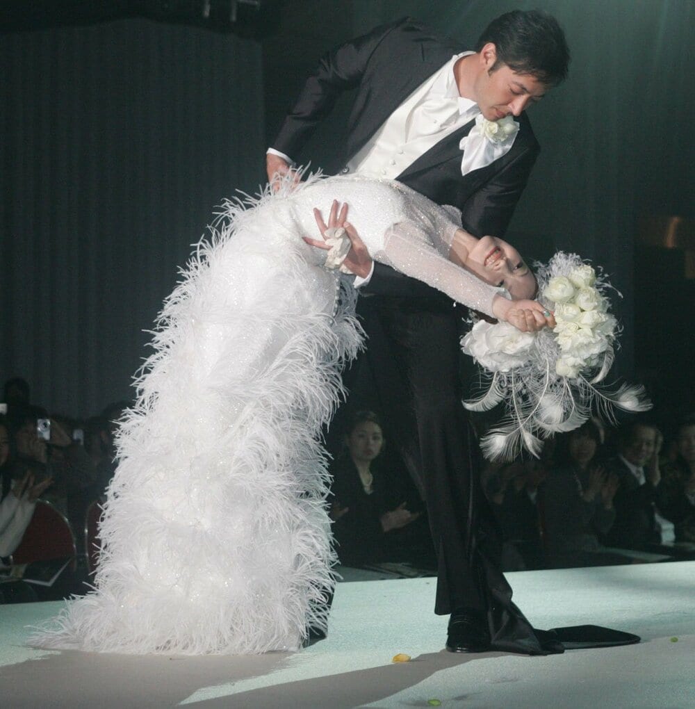 ウェディングドレスを着てイナバウアーする荒川静香