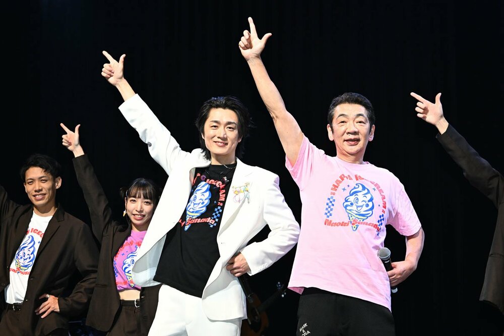 軽やかにお決まりのポーズを決める真田ナオキと宮根誠司