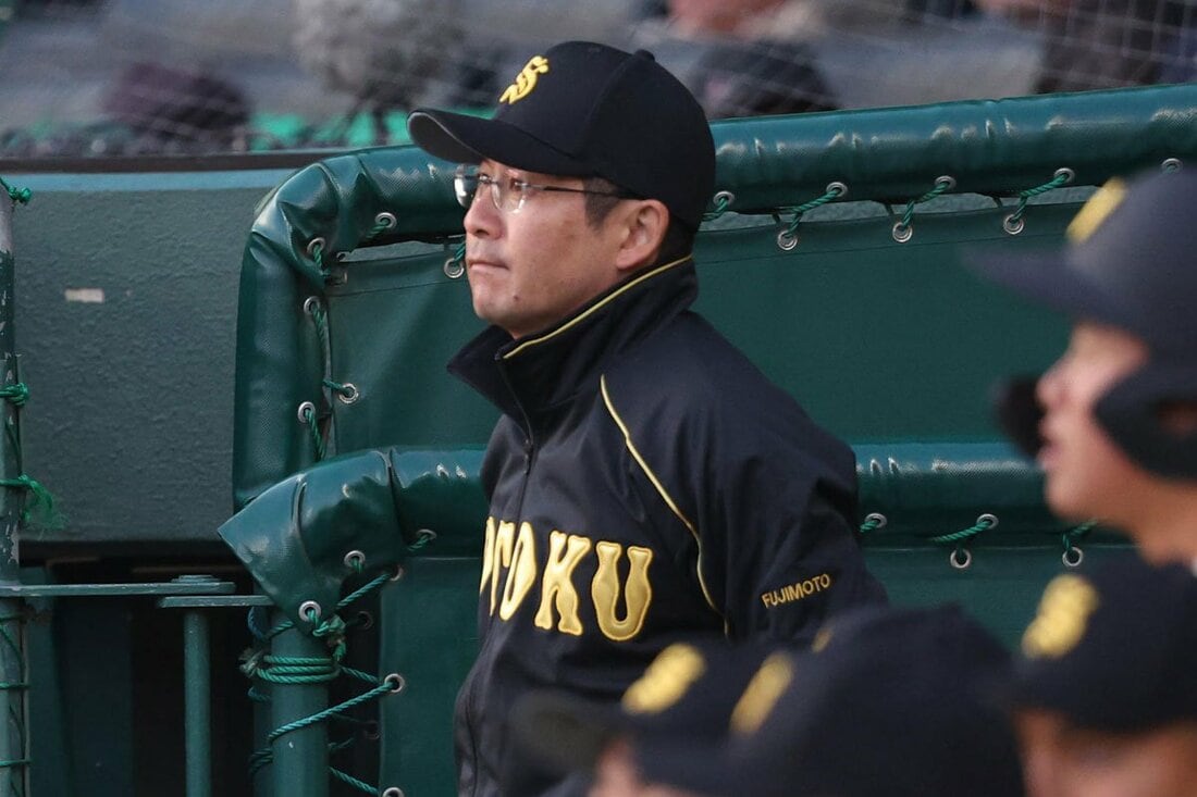 ベンチから激闘を見守った崇徳・藤本監督