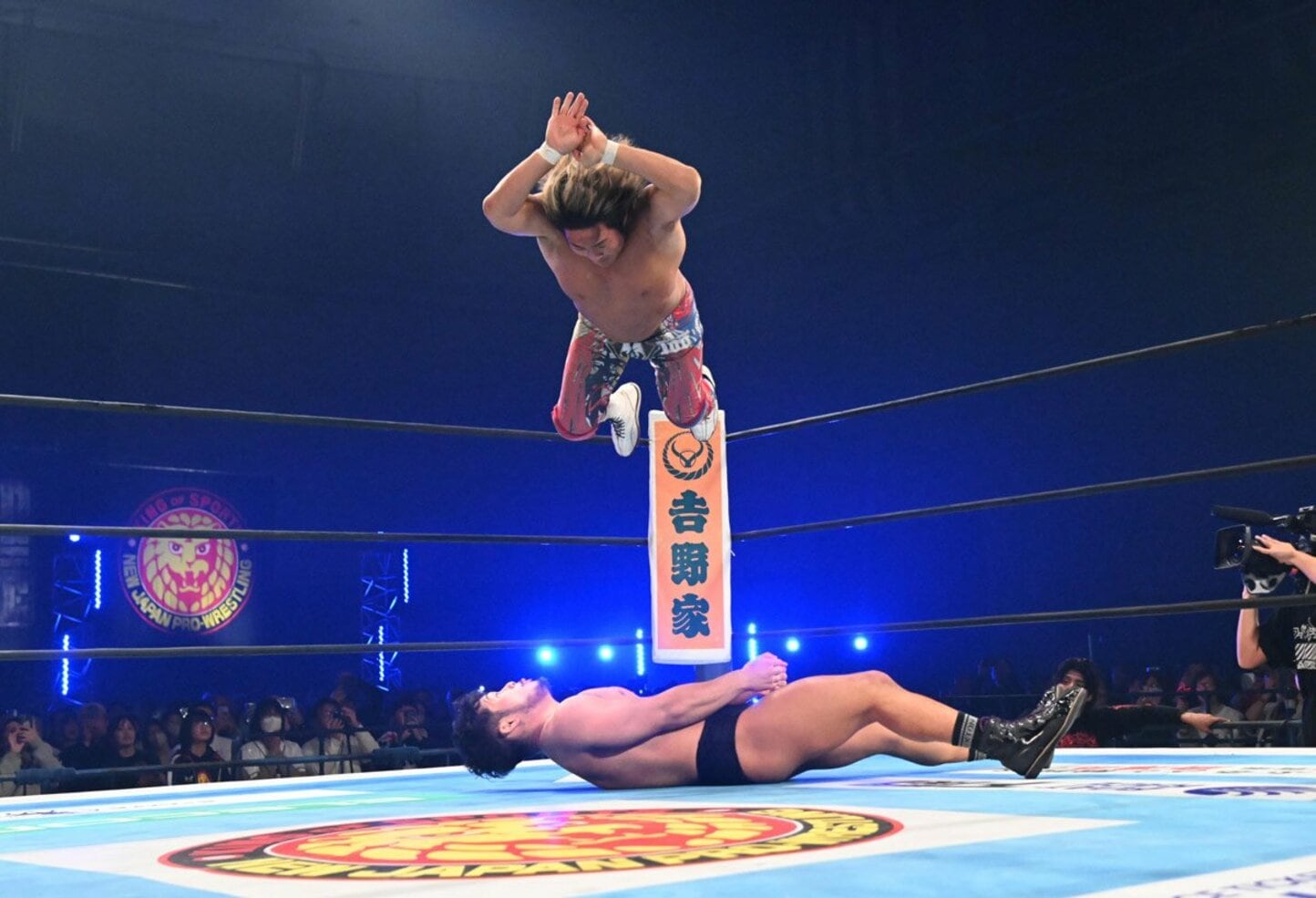 ハイフライフローで永井を仕留める棚橋
