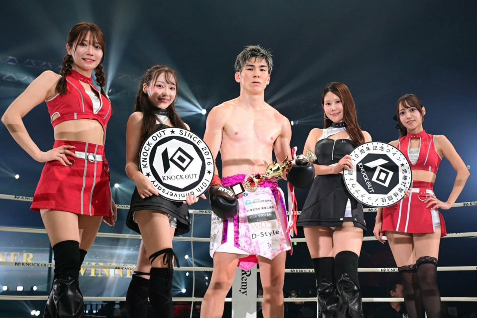 試合後、ラウンドガールに囲まれても無表情のレオナ・ペタス