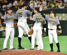  巨人戦に途中出場の阪神・植田(右)は、幕切れで守護神スアレスをねぎらった（東スポWeb）