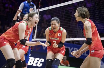 雄たけびを上げる石川真佑㊧（Volleyball World提供）