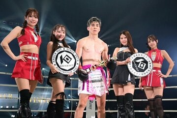 試合後、ラウンドガールに囲まれても無表情のレオナ・ペタス